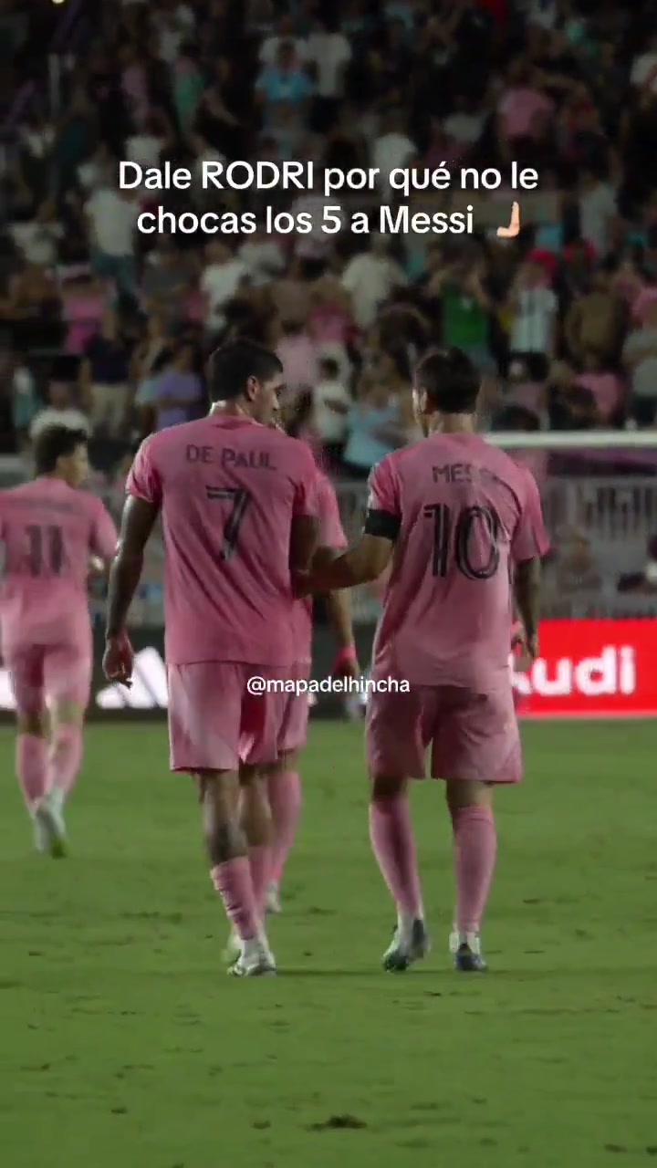 乐鱼官方网站-梅西击掌瞬间遭德保罗调皮转换，十指紧扣加轻拍引欢笑