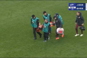 乐鱼网址-愿无大碍！王振澳因伤被担架抬出场外，球员痛苦掩面