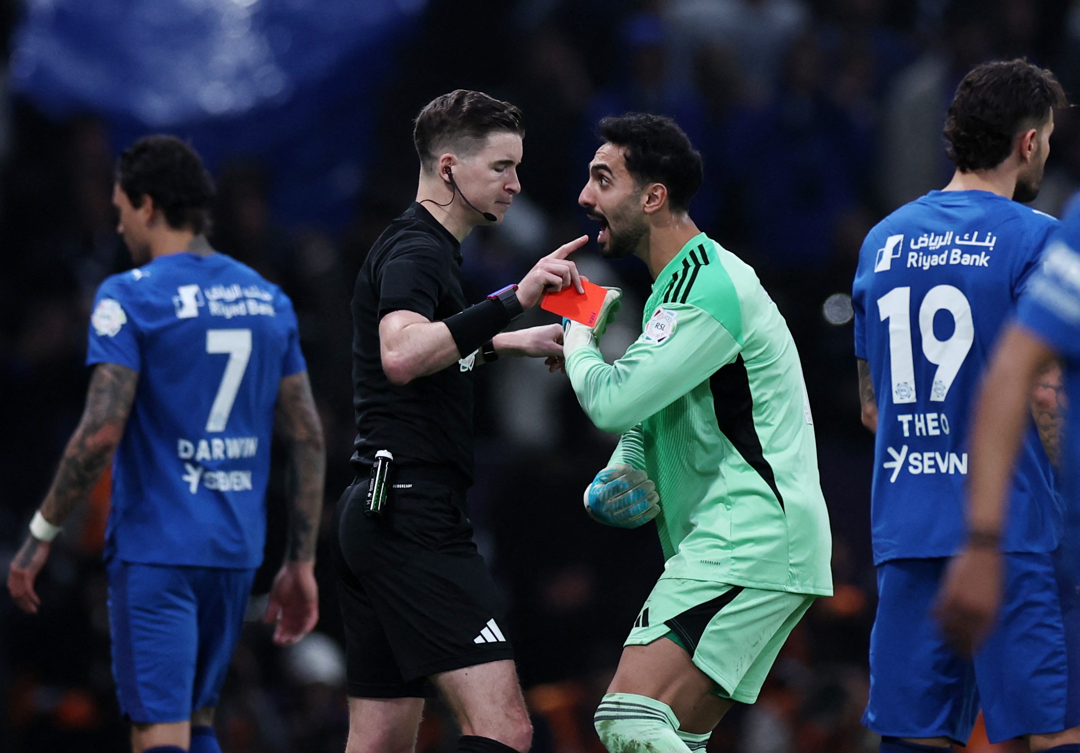 乐鱼官方网站-卧底表现！胜利门将阿奇迪近2轮失误送礼+肘击染红 胜利现7分落后